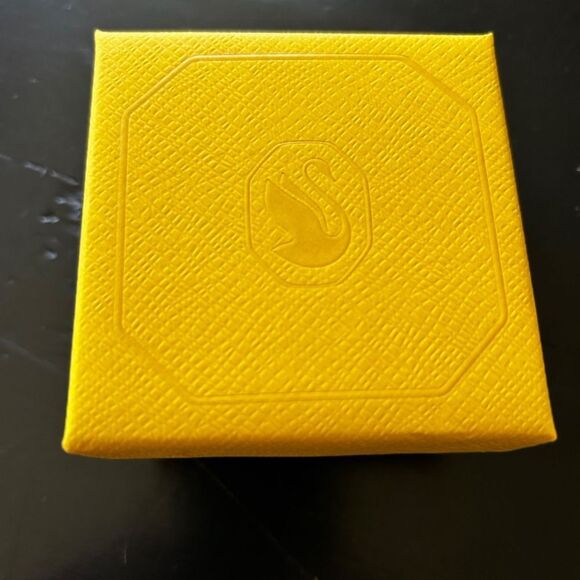 Disney Legends 2024 crystal paperweight - NWOT - Picture 4 of 4